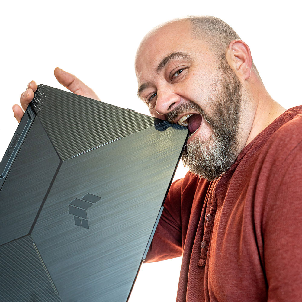 diseñador en San Vicente del Raspeig mordiendo portatil